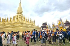 老挝宗教文化盛事熠熠生辉 塔銮节蜡像城堡游行引万众